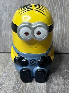 Despicable Me Minion Figurine & Coin Bank 6” Universal Studios Collectible